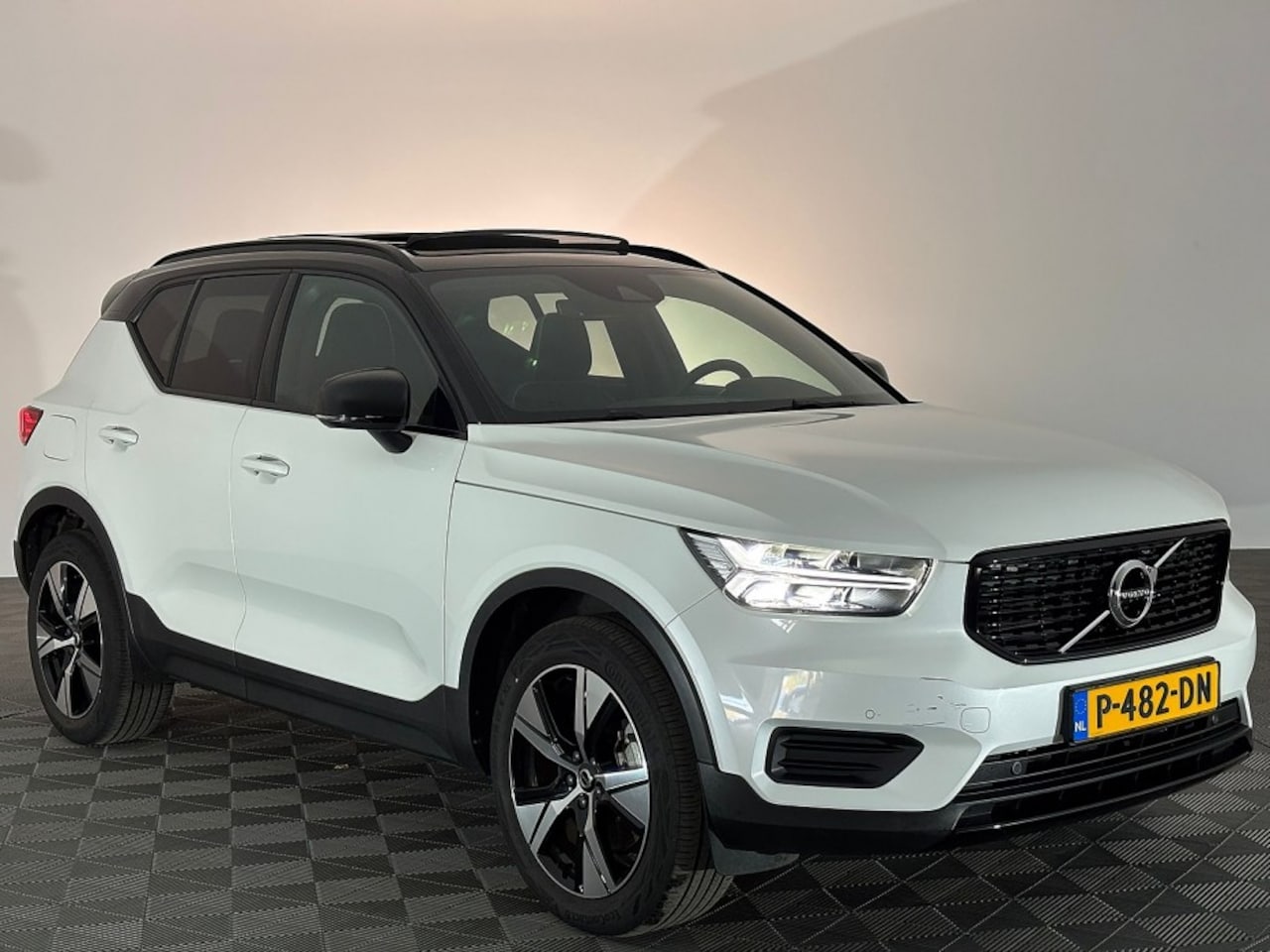 Volvo XC40 - 1.5 T5 Recharge R-Design | PANORAMADAK | Trekhaak ✅ 1e Eigenaar - AutoWereld.nl