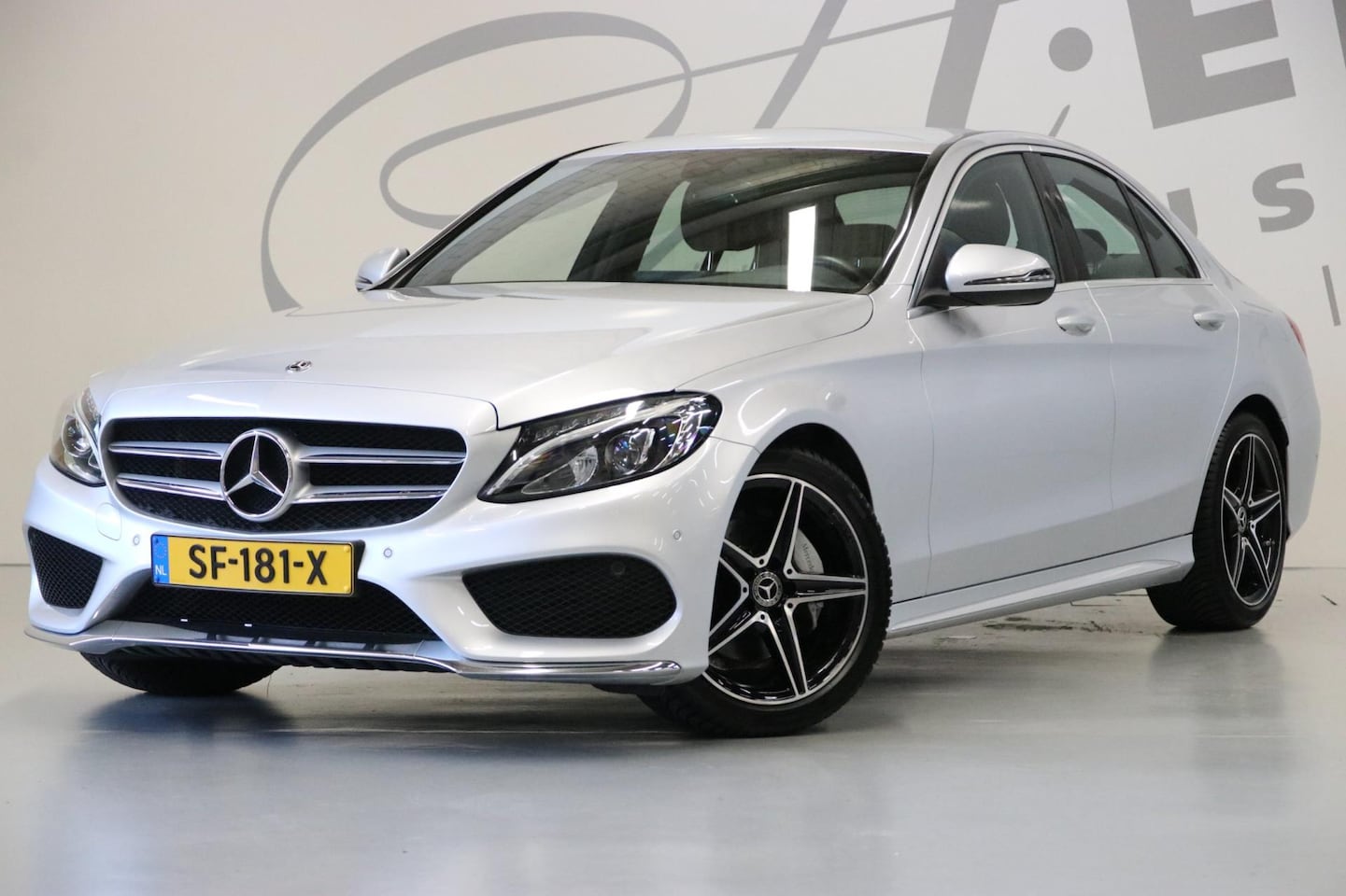Mercedes-Benz C-klasse - 180 AMG-styling/Achteruitrij camera/NAP/Origineel NL - AutoWereld.nl