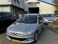 Peugeot 206 - 1.4 Forever 5 Deurs, Airco Apk 05-06-2026 Goed rijdende 206 met klein deukje op voorscherm