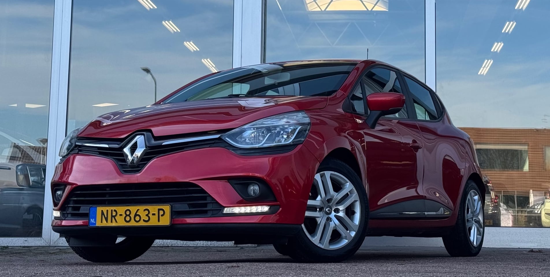 Renault Clio - 0.9 TCe Zen 2e Eigenaar Trekhaak Navigatie Clima PDC - AutoWereld.nl