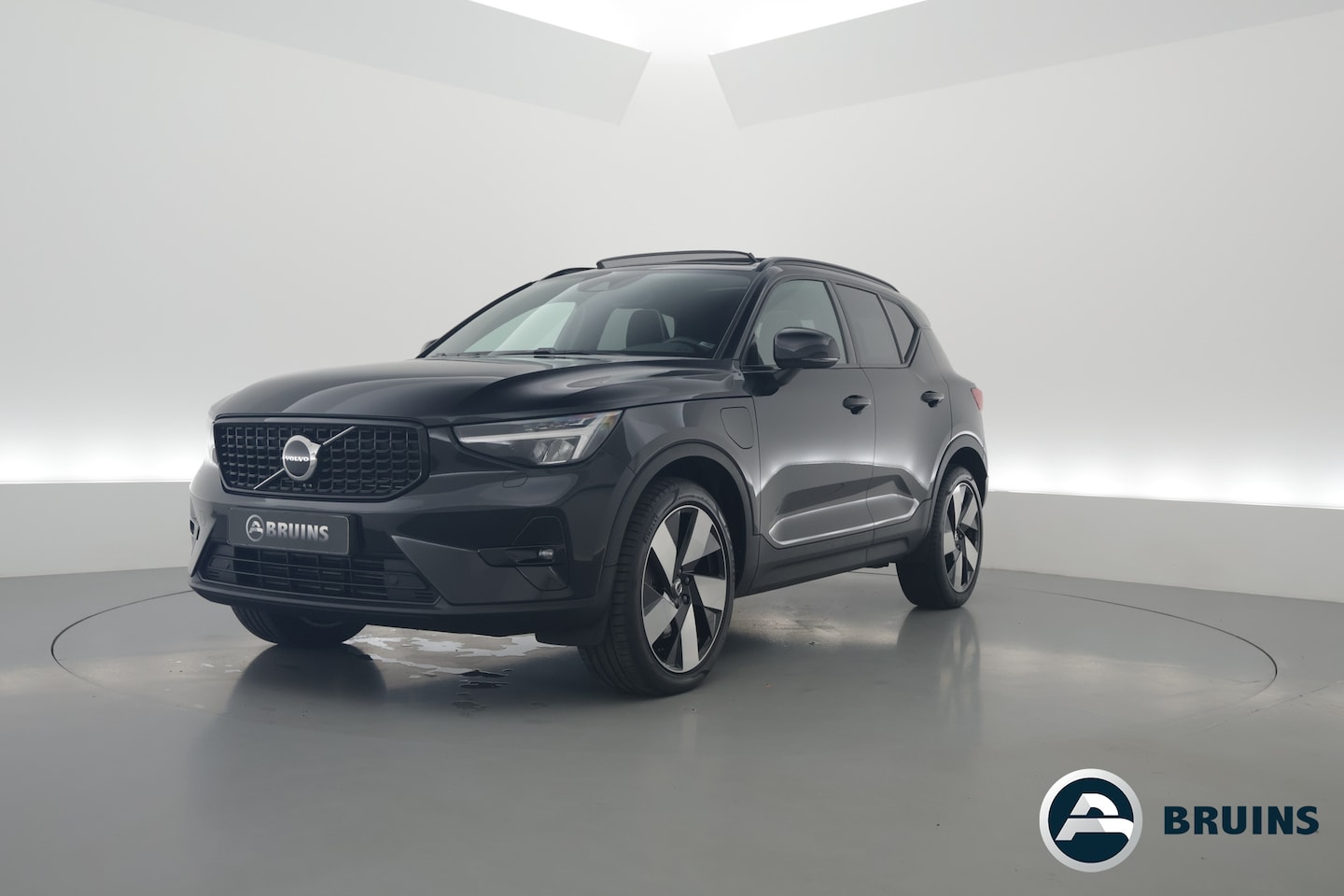 Volvo XC40 - 1.5 T4 Plug-in hybrid Ultimate Dark | Pano-dak | H&K Audio | 20 inch | elek. stoelen | sto - AutoWereld.nl