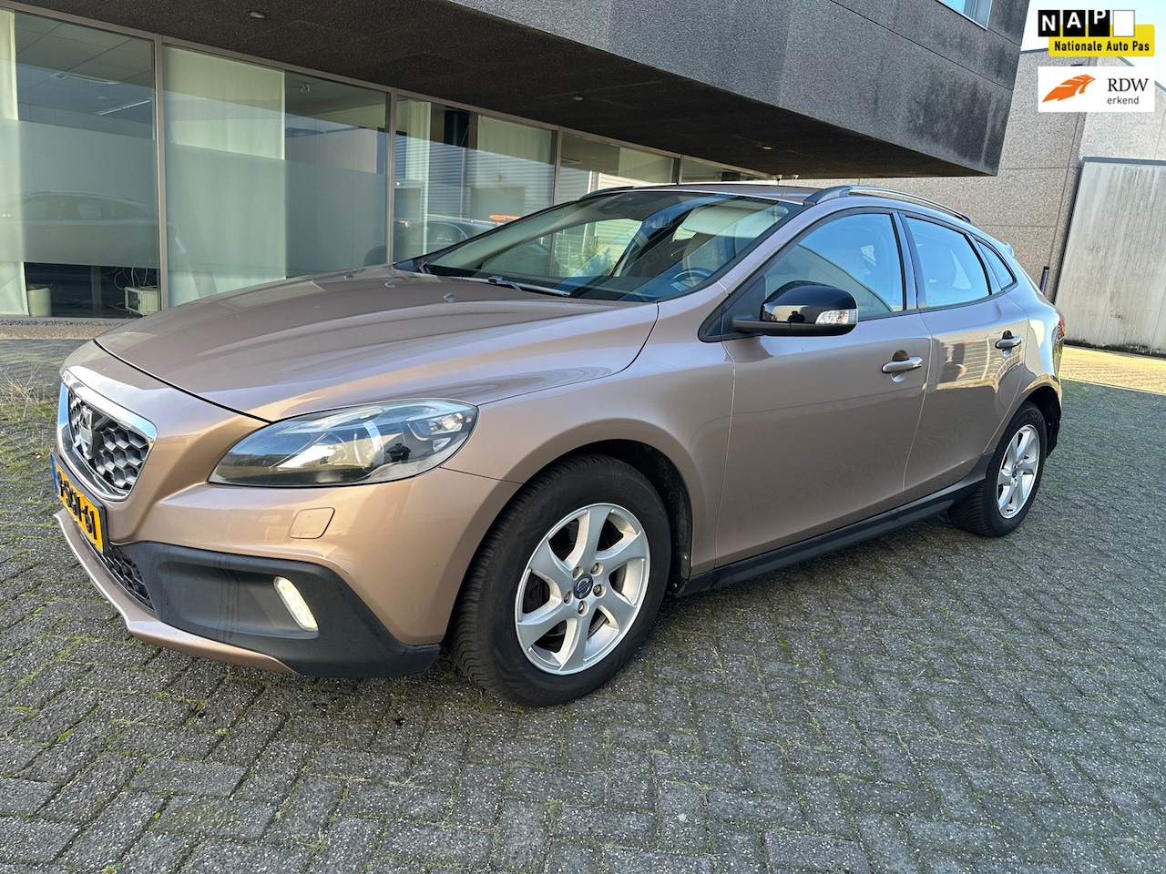 Volvo V40 Cross Country - 1.6 T4 Kinetic CLIMAT BJ 10-2013 APK 7-2026 - AutoWereld.nl