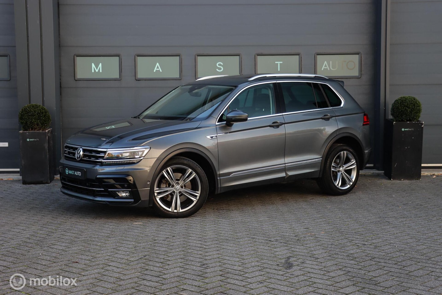 Volkswagen Tiguan - 2.0 TSI 4Motion Highline|R-line|Pano|Massage - AutoWereld.nl