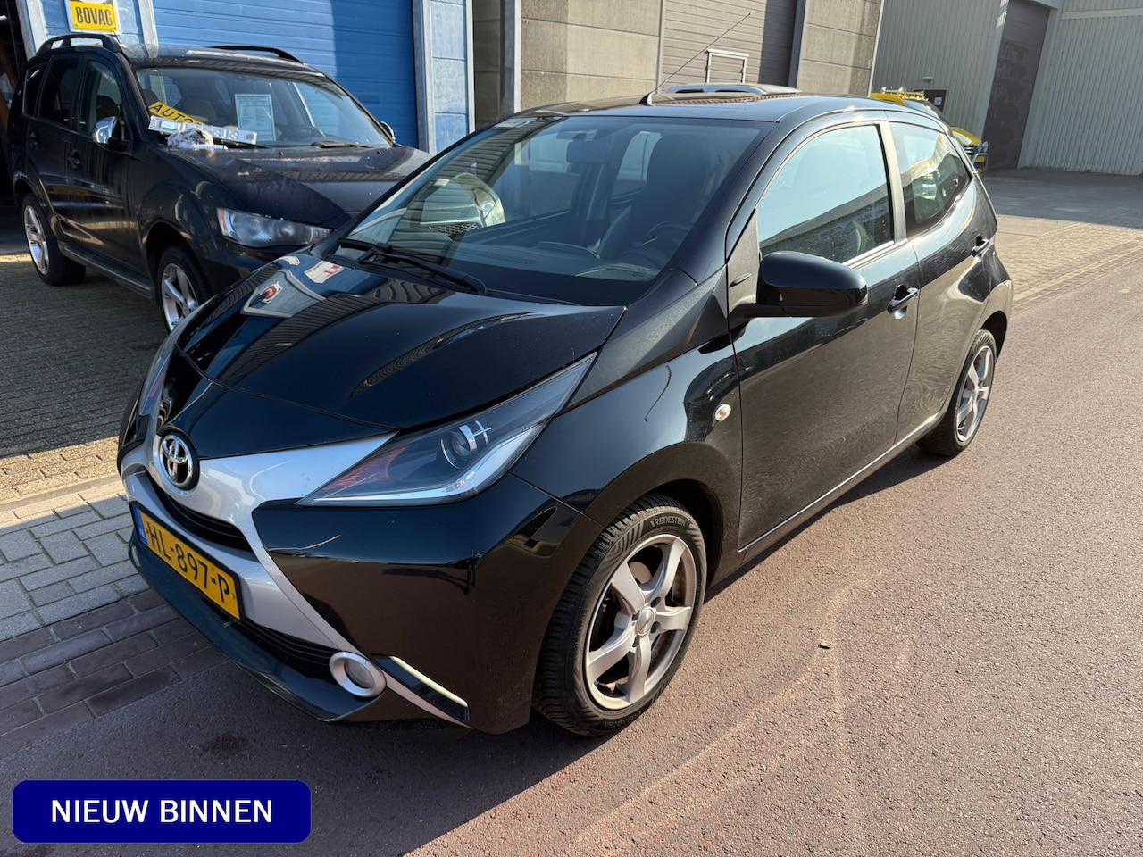 Toyota Aygo - 1.0 VVT-i x-play dec-2015 NAP camera Bluetooth Leuke auto met een airco, sportvelgen met 4 - AutoWereld.nl