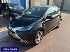 Toyota Aygo - 1.0 VVT-i x-play dec-2015 NAP camera Bluetooth Leuke auto met een airco, sportvelgen met 4
