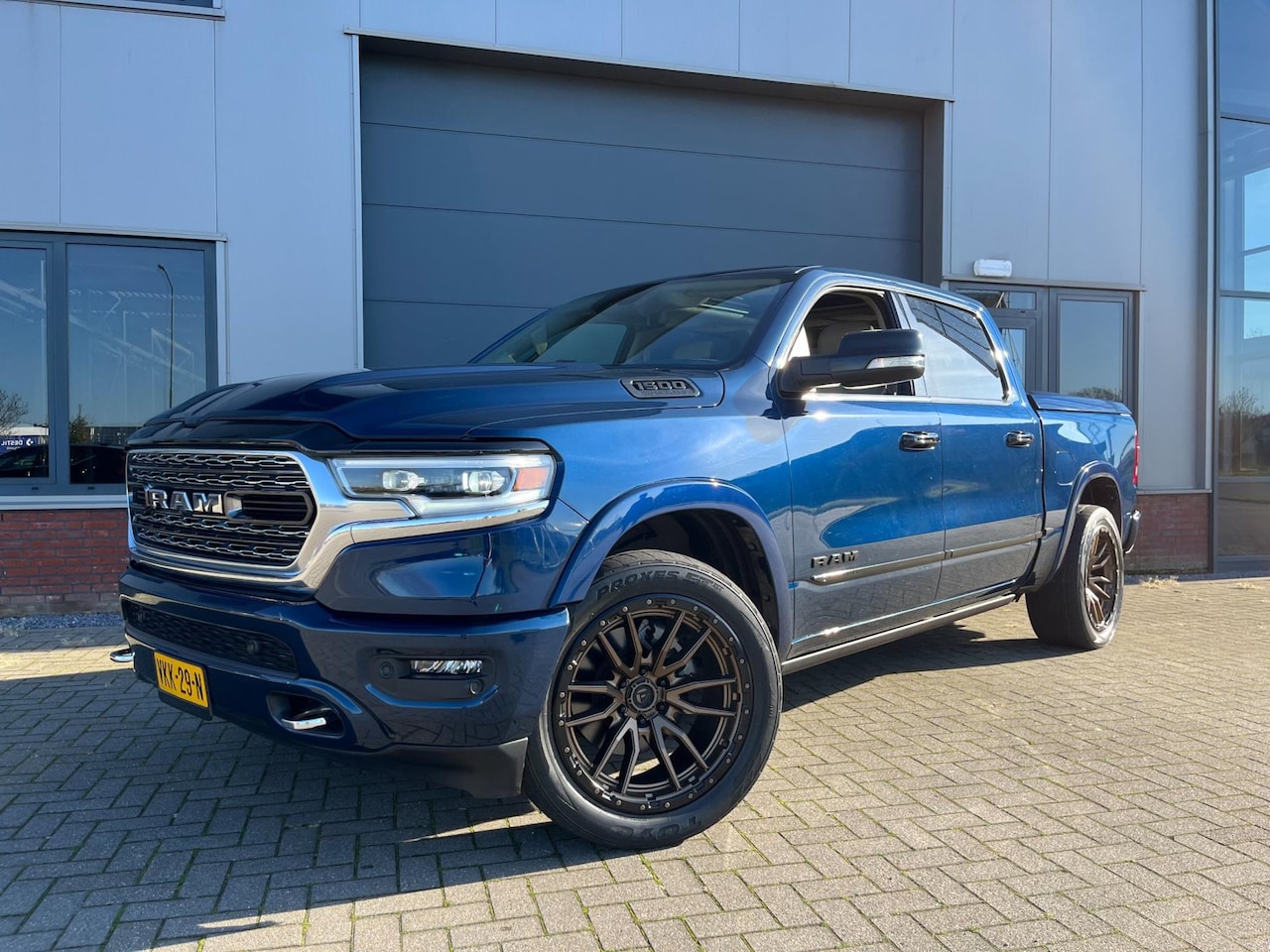 Dodge Ram 1500 - 5.7 V8 4x4 Crew Cab Limited 18.000KM aantoonbaar, eerste eigenaar - AutoWereld.nl