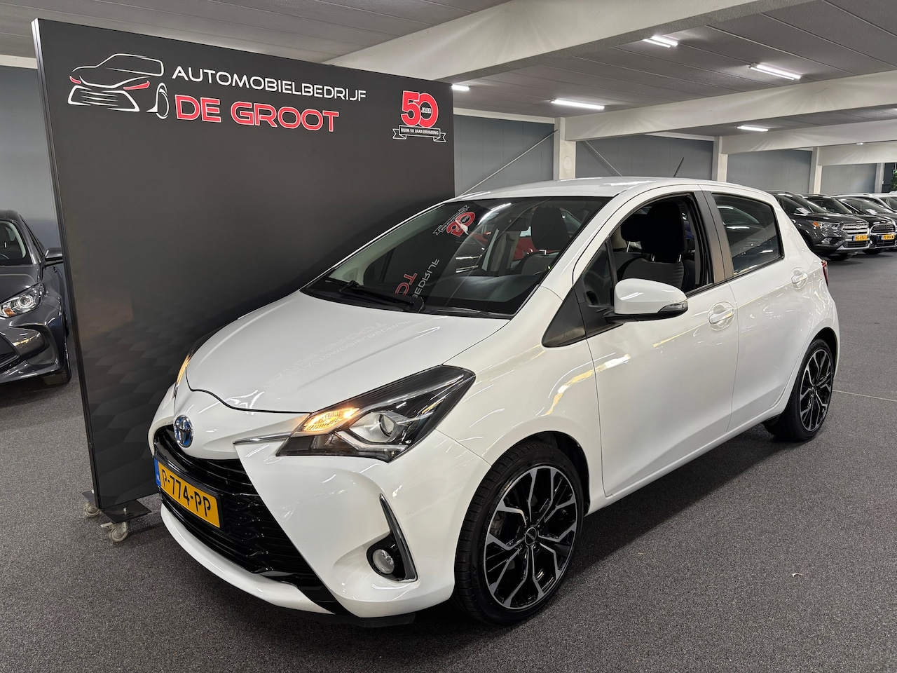 Toyota Yaris - 1.5 Hybrid Active Climat & Cruise Control, 17" LM-velgen met Allseasonbanden - AutoWereld.nl