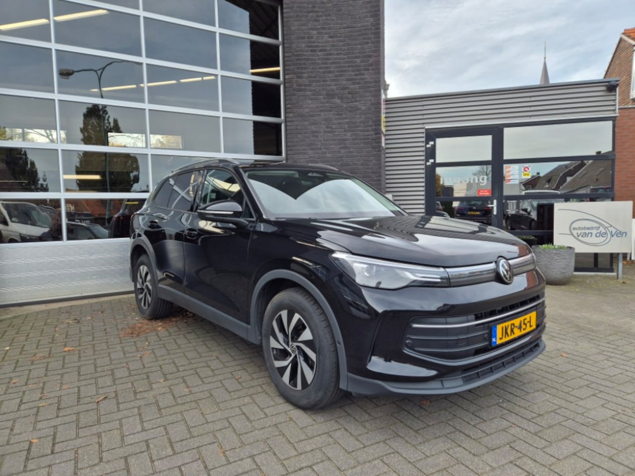 Volkswagen Tiguan - 1.5 eHybrid Life Edition 1.5 eHybrid Life Edition, el. rijbereik 118km wltp, zwenkbare trekhaak, app connect, adapt - AutoWereld.nl