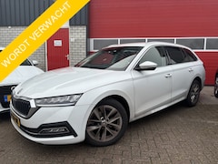 Skoda Octavia Combi - 2.0 TDI AUTOMAAT / FULL LED / KEYLESS / VIRTUAL / CARPLAY / CAMERA / STOELVERW / HEAD-UP