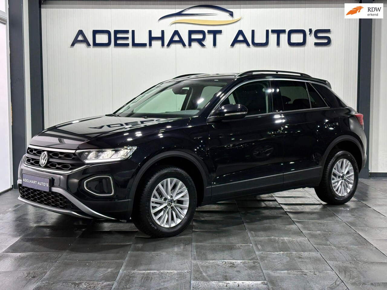 Volkswagen T-Roc - 1.0 TSI Life / Navigatie full map / Apple CarPlay / Climate control / Parkeer sensoren - AutoWereld.nl