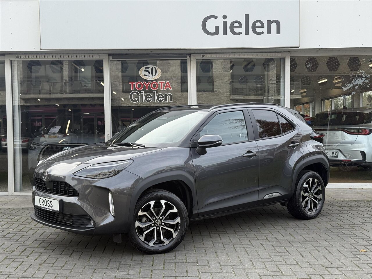 Toyota Yaris Cross - 1.5 Hybrid First Edition Plus | Parkeersensoren, Stoel + Stuurverwarming, 17 inch, Privacy - AutoWereld.nl