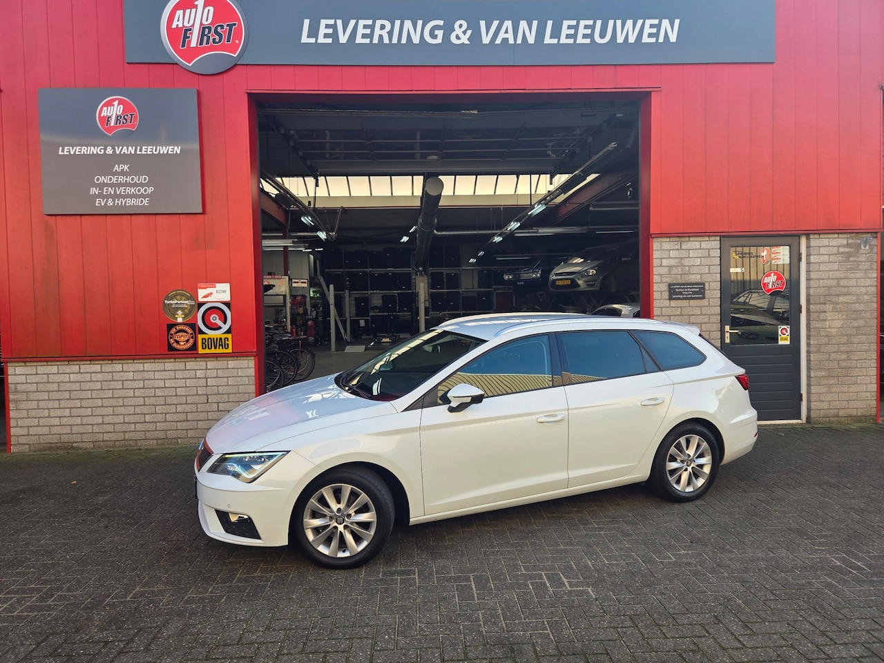 SEAT Leon ST - 1.0 EcoTSI Style Business Intense Automaat/ Trekhaak/ Parkeersensoren V+A/ LM velgen/ Rijk - AutoWereld.nl