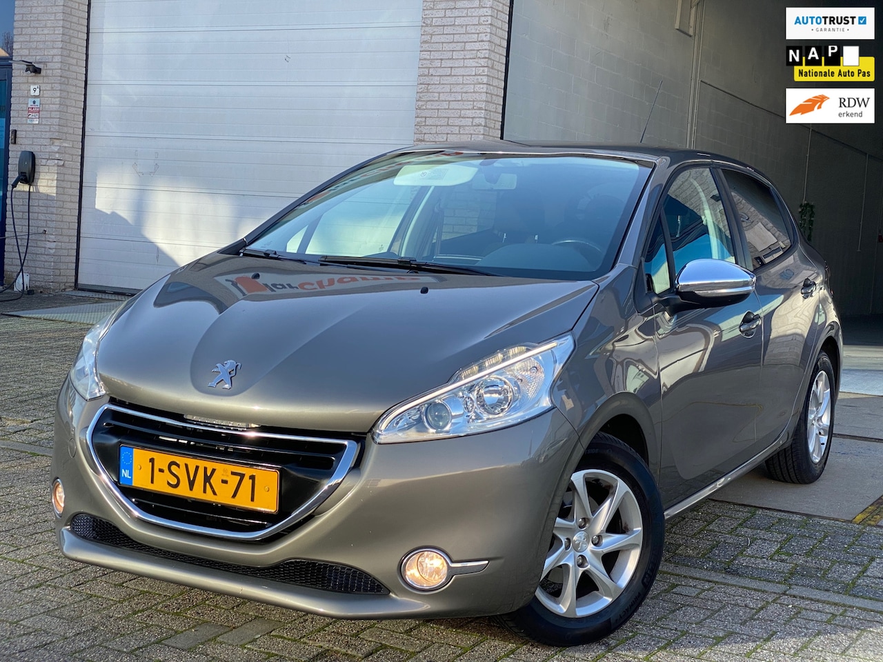 Peugeot 208 - 1.2 VTi Oxygo/nap/3e EIG/ dealeronderhouden/ 1jaar apk/ luxe uitvoering/ volle opties. - AutoWereld.nl