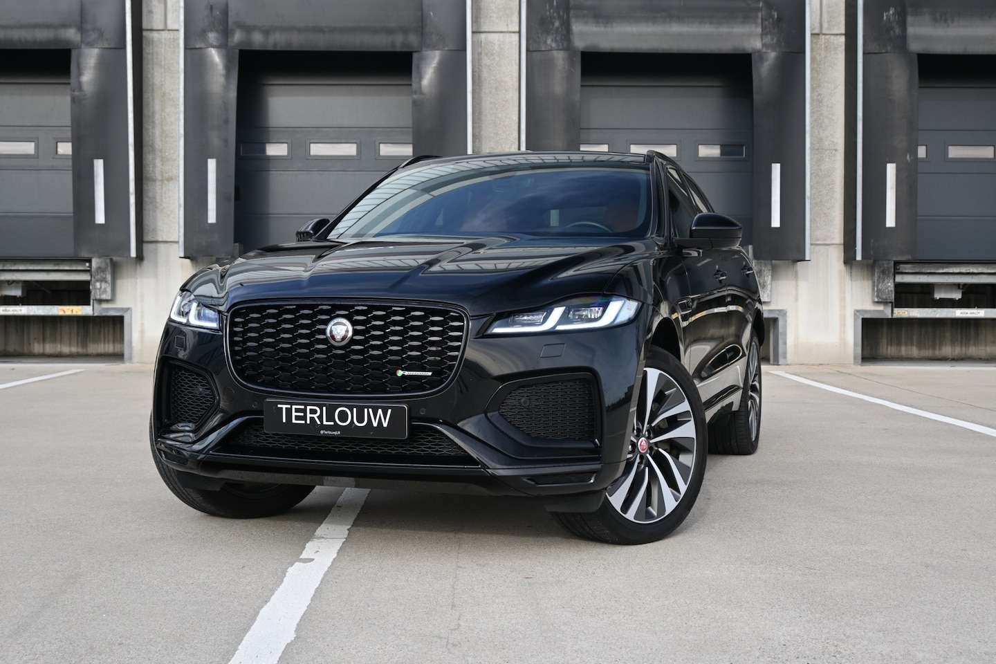 Jaguar F-Pace - 2.0 P400e PHEV R-Dynamic HSE MERIDIAN ACTIE - AutoWereld.nl