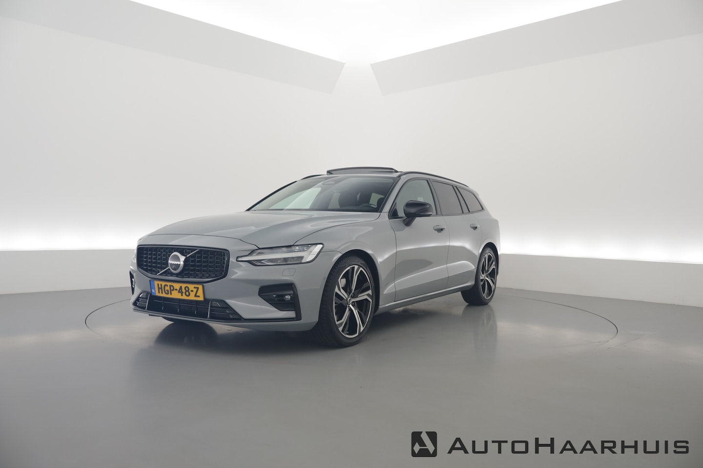 Volvo V60 - 2.0 B4 Plus Dark | Pano | Dodehoek | H&K | Adapt. Cruise | CarPlay | Trekhaak | All Season - AutoWereld.nl