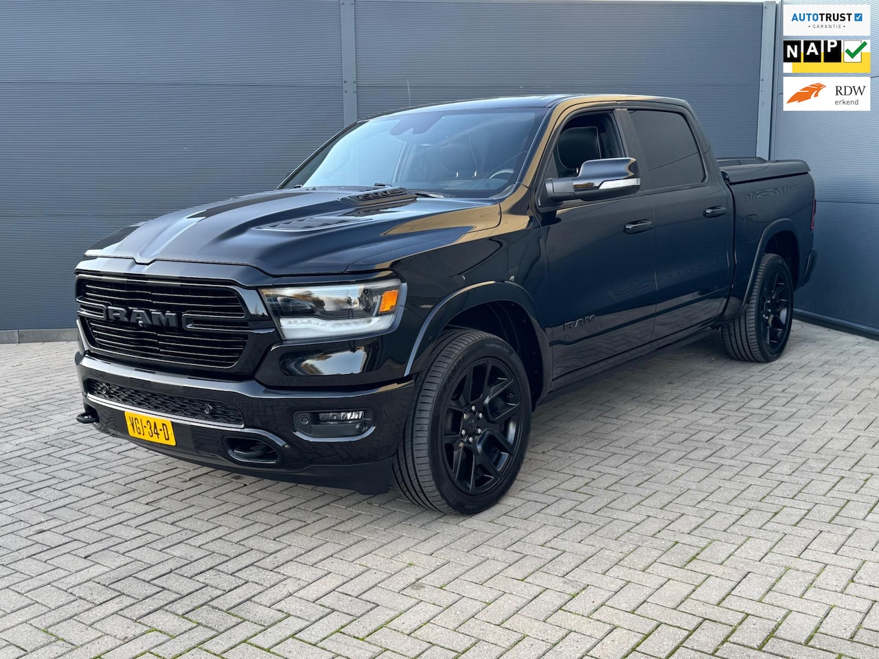 Dodge Ram 1500 - 5.7 V8 4x4 Crew Cab Laramie Night Edition 1e eigenaar !! - AutoWereld.nl
