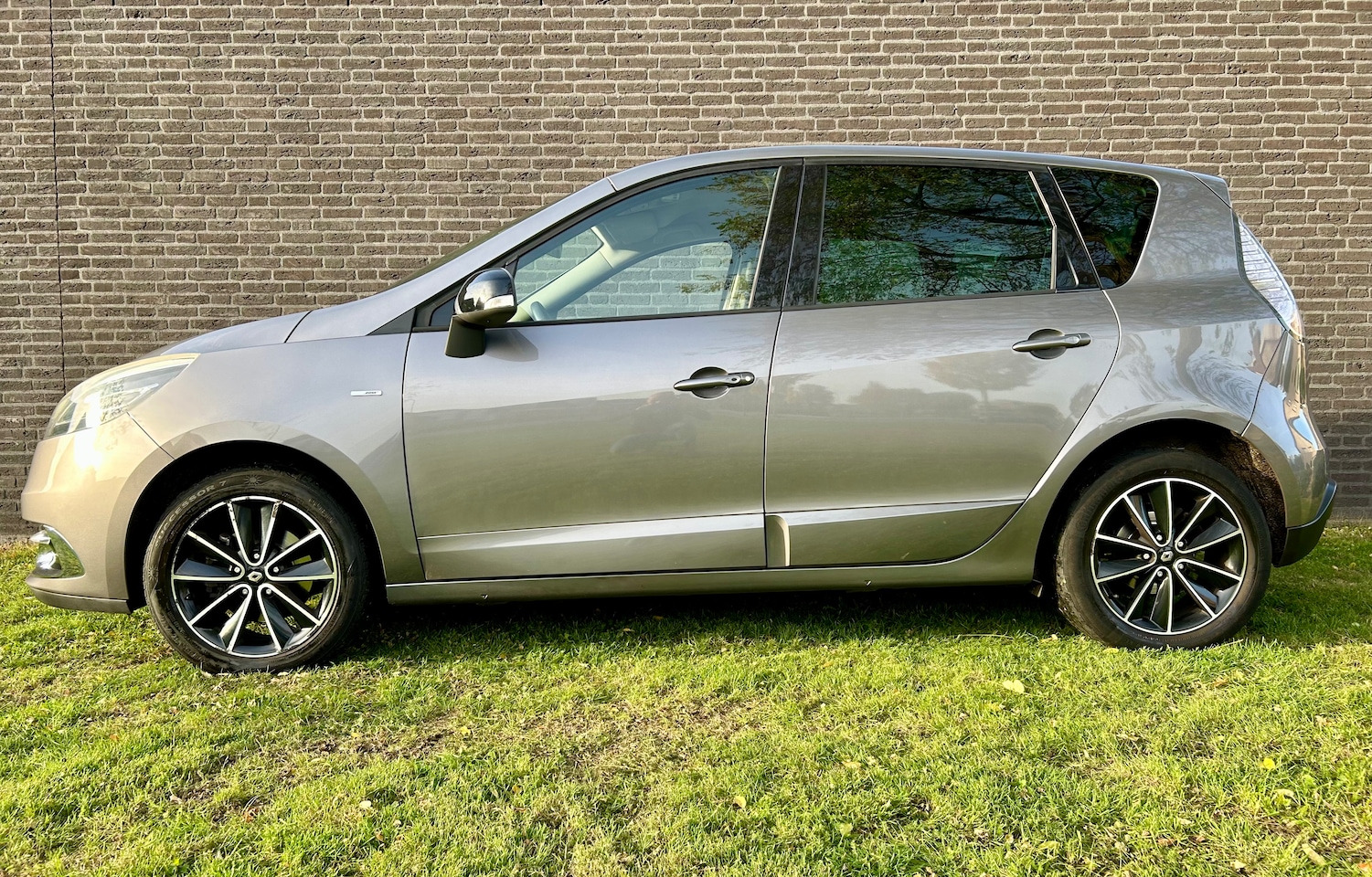 Renault Scénic - 1.2 TCe BOSE Stoelverwarming, Trekhaak, Navi - AutoWereld.nl