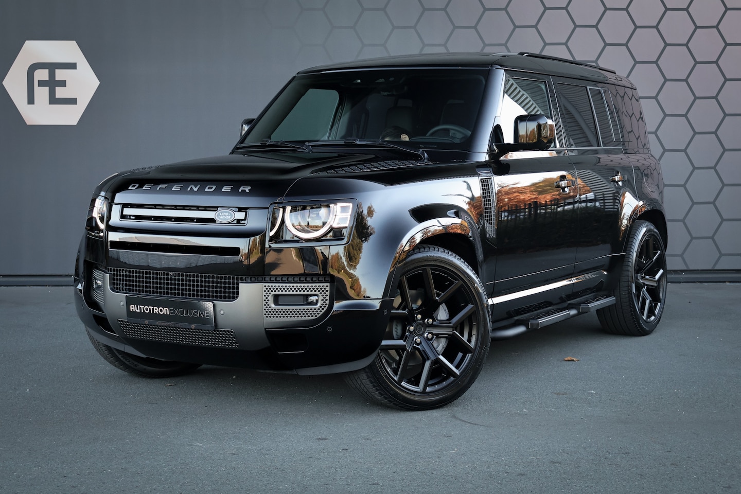 Land Rover Defender 110 - P300e 110 X-Dynamic SE | URBAN | ADAPTIVE CRUISE | 360 CAMERA | PANORAMADAK | VOORRUITVERW - AutoWereld.nl