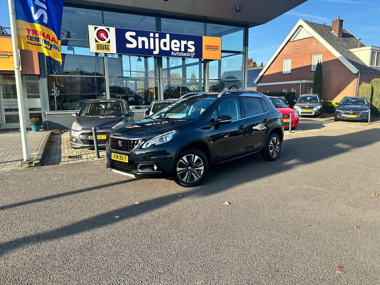 Peugeot 2008 - 1.2 PureTech Allure CLIMA/ALLSEASONS - AutoWereld.nl