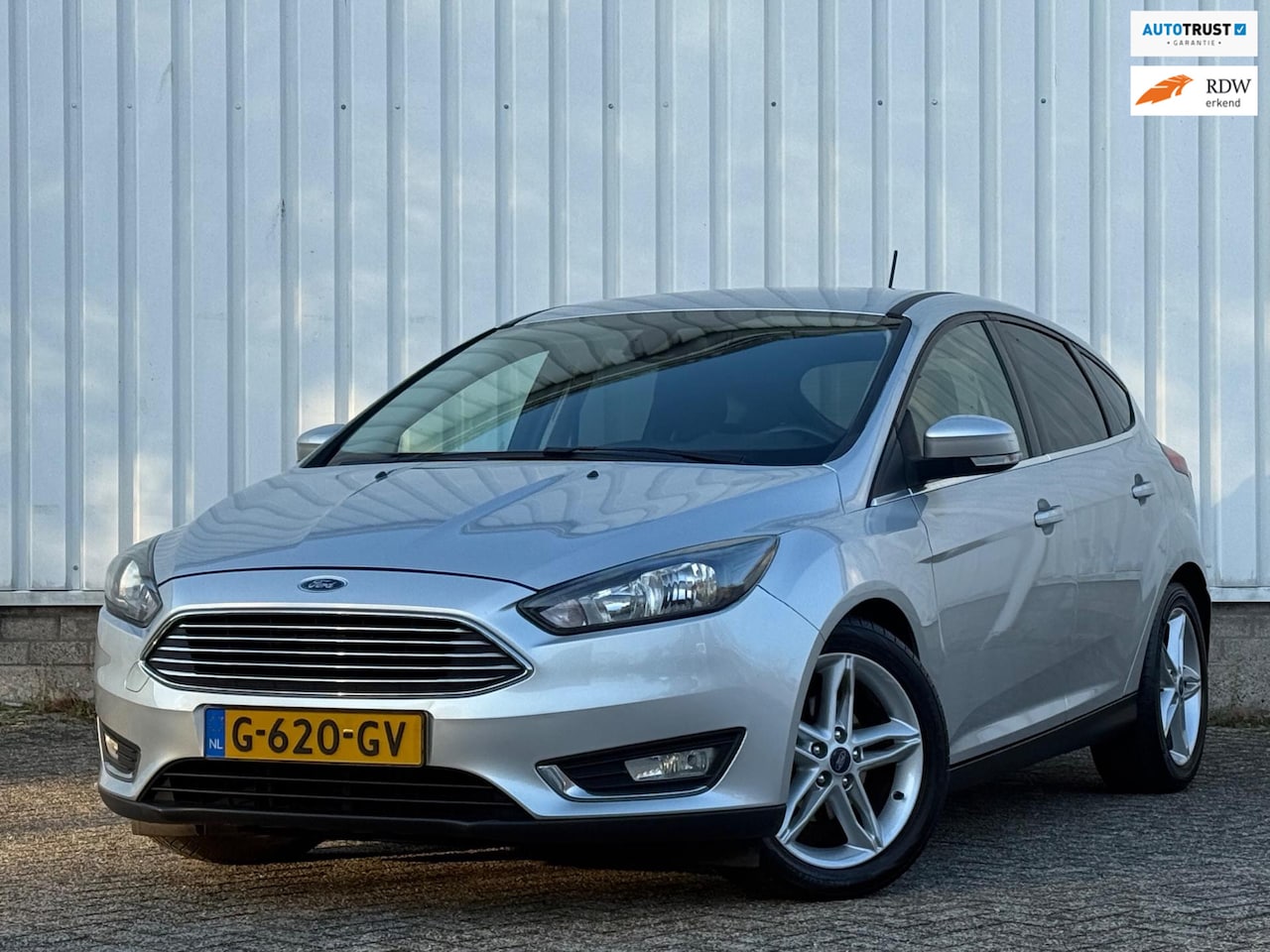 Ford Focus - 1.0 Titanium (125PK) 2e Eigenaar,Climate,Navi,Cruise,Bleutooth,PDC,ElektrischeRamen,Apk to - AutoWereld.nl