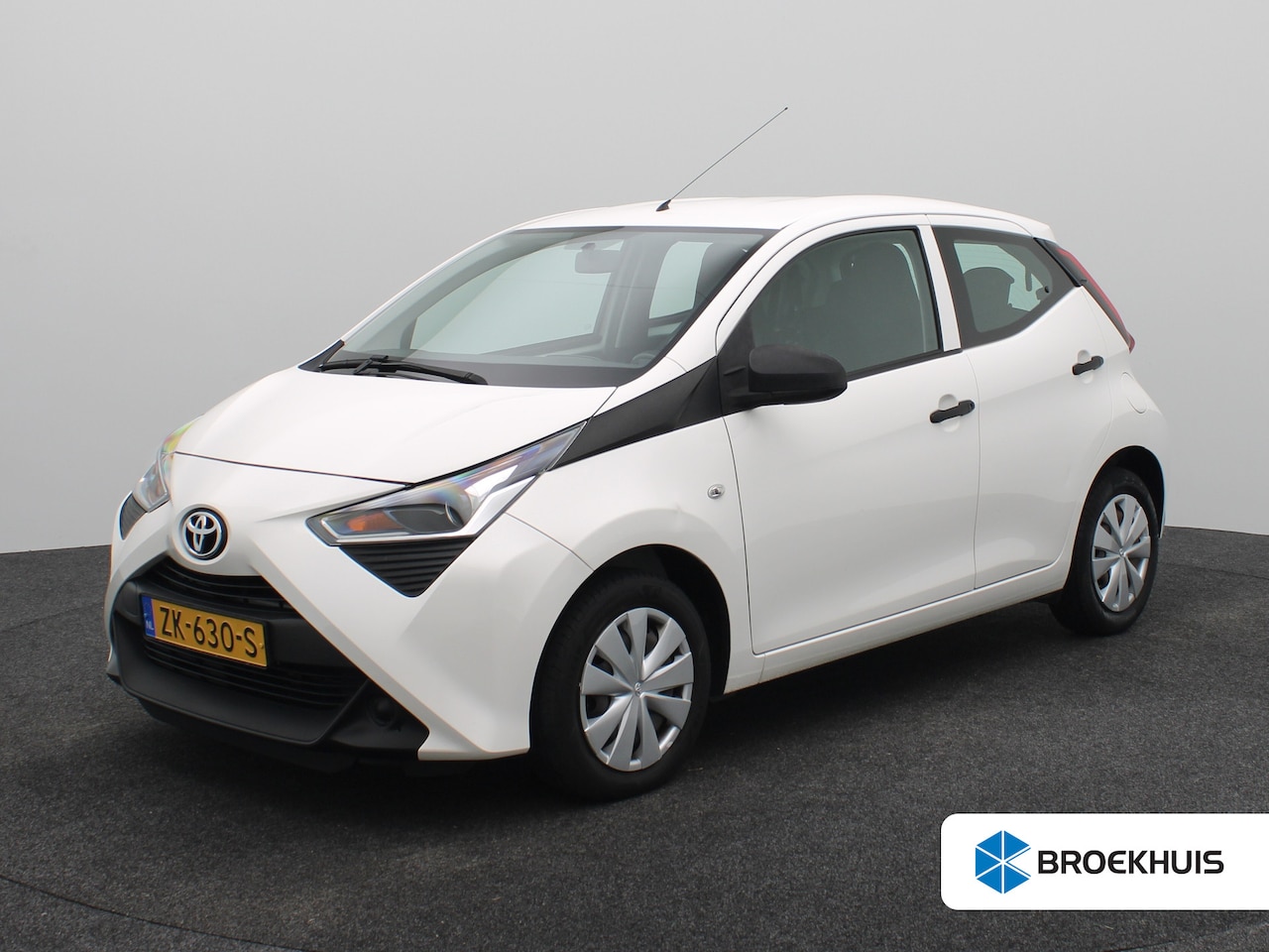 Toyota Aygo - 1.0 VVT-i x-fun | Achterbank neerklapbaar | Airco | Bluetooth telefoonvoorbereiding - AutoWereld.nl
