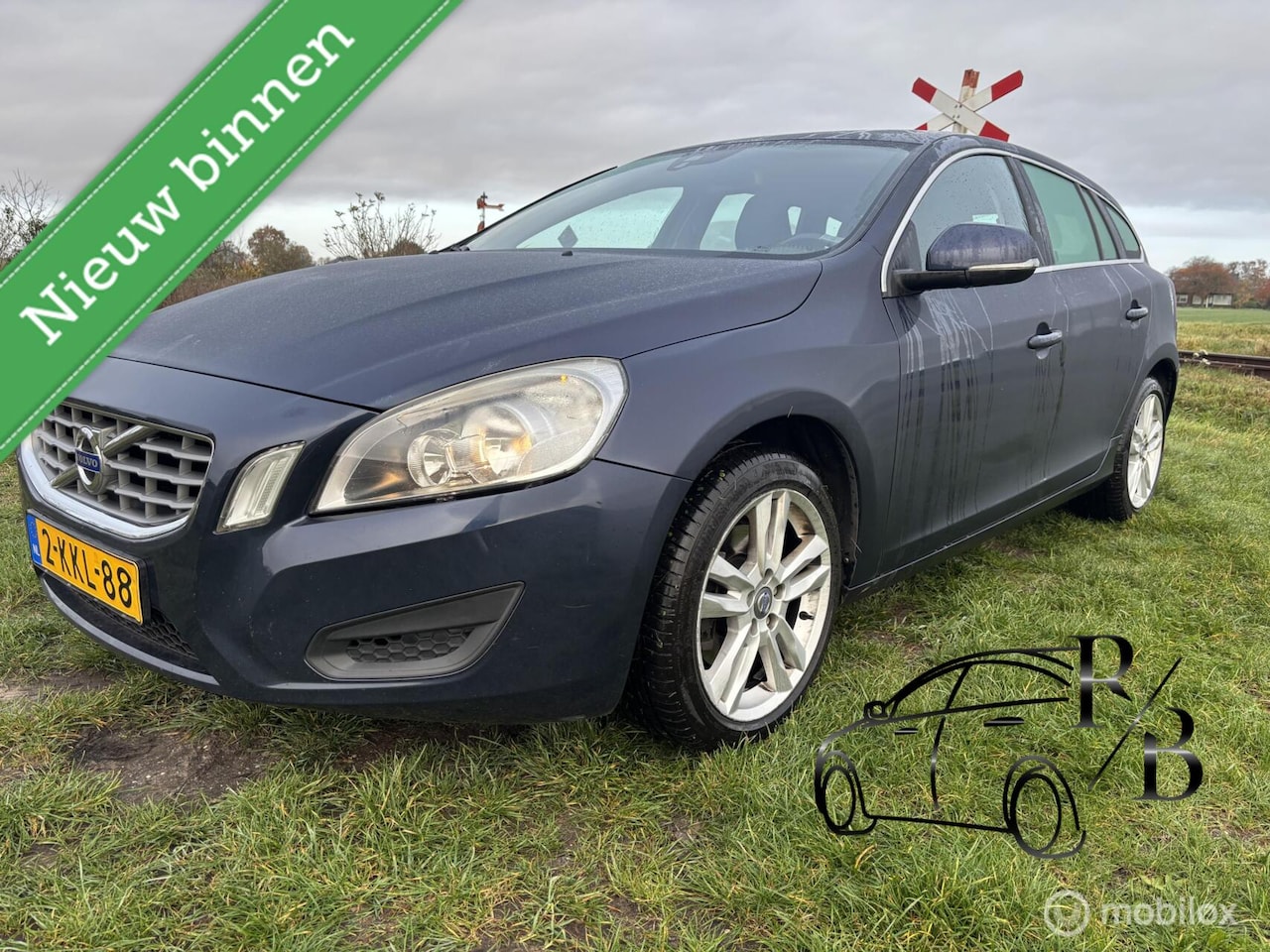 Volvo V60 - 1.6 T3 Momentum NAVI AIRCO CRUISE TREKHAAK PARK SENS - AutoWereld.nl