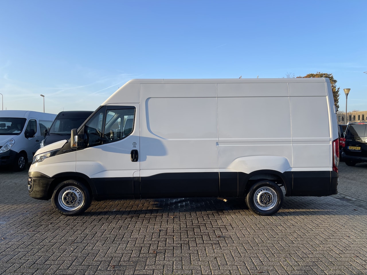 Iveco Daily - 35S13V 2.3 352 L2H2 / vaste prijs rijklaar € 14.950 ex btw / trekhaak 3500 kg / airco / ge - AutoWereld.nl