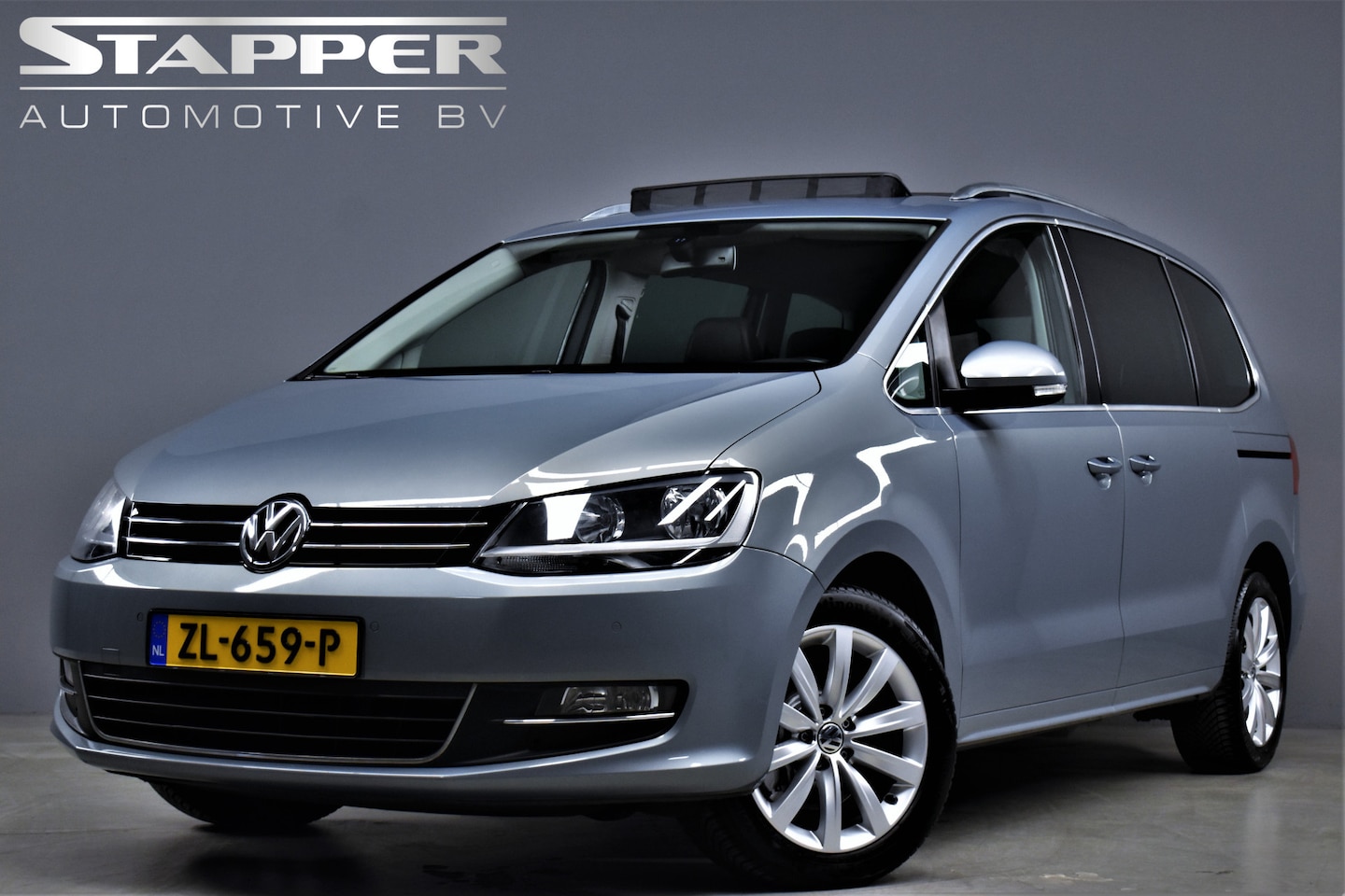 Volkswagen Sharan - 1.4 TSI 150pk Highline 7-Pers. Pano/Navi/H.Leer/Alcantara/Stoelverw./Climate/Pdc/Lmv - AutoWereld.nl
