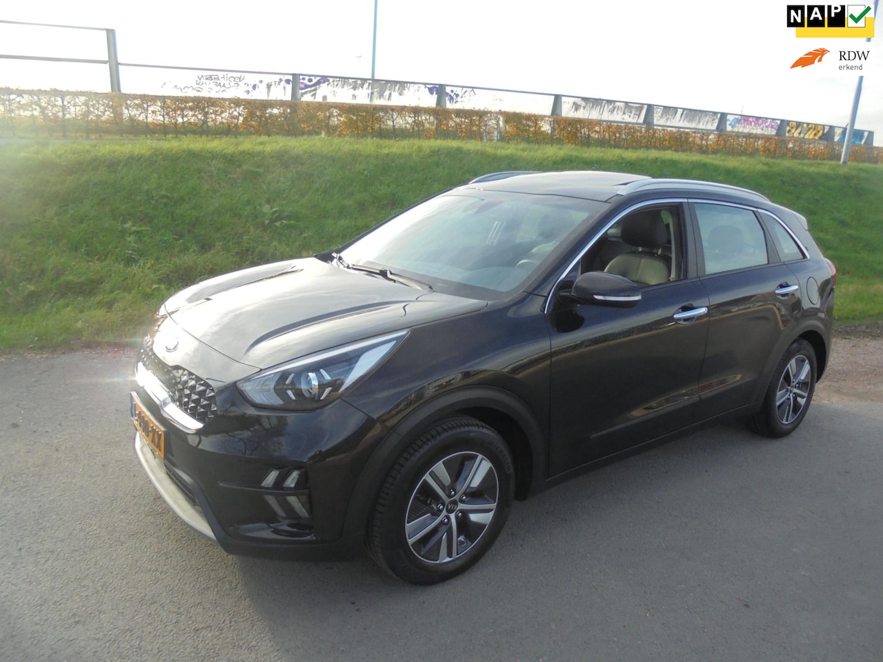 Kia Niro - Kia Niro 1.6 GDI Hybrid airco ecc lmv schuifdak navigatie camera - AutoWereld.nl
