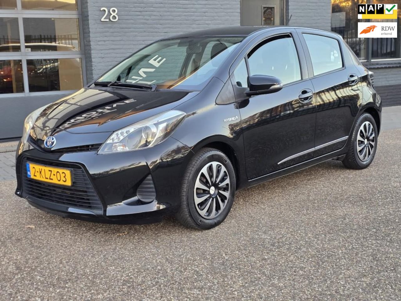 Toyota Yaris - 1.5 Full Hybrid Aspiration EERSTE EIGENAAR DEALER ONDERHOUDEN - AutoWereld.nl