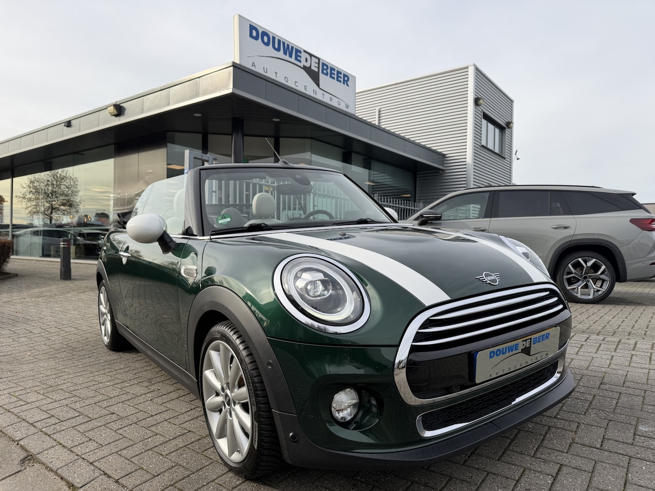MINI Cabrio - Mini 1.5 Cooper Chili Aut, exclusive pakket, racing green, camera, Navi, etc - AutoWereld.nl
