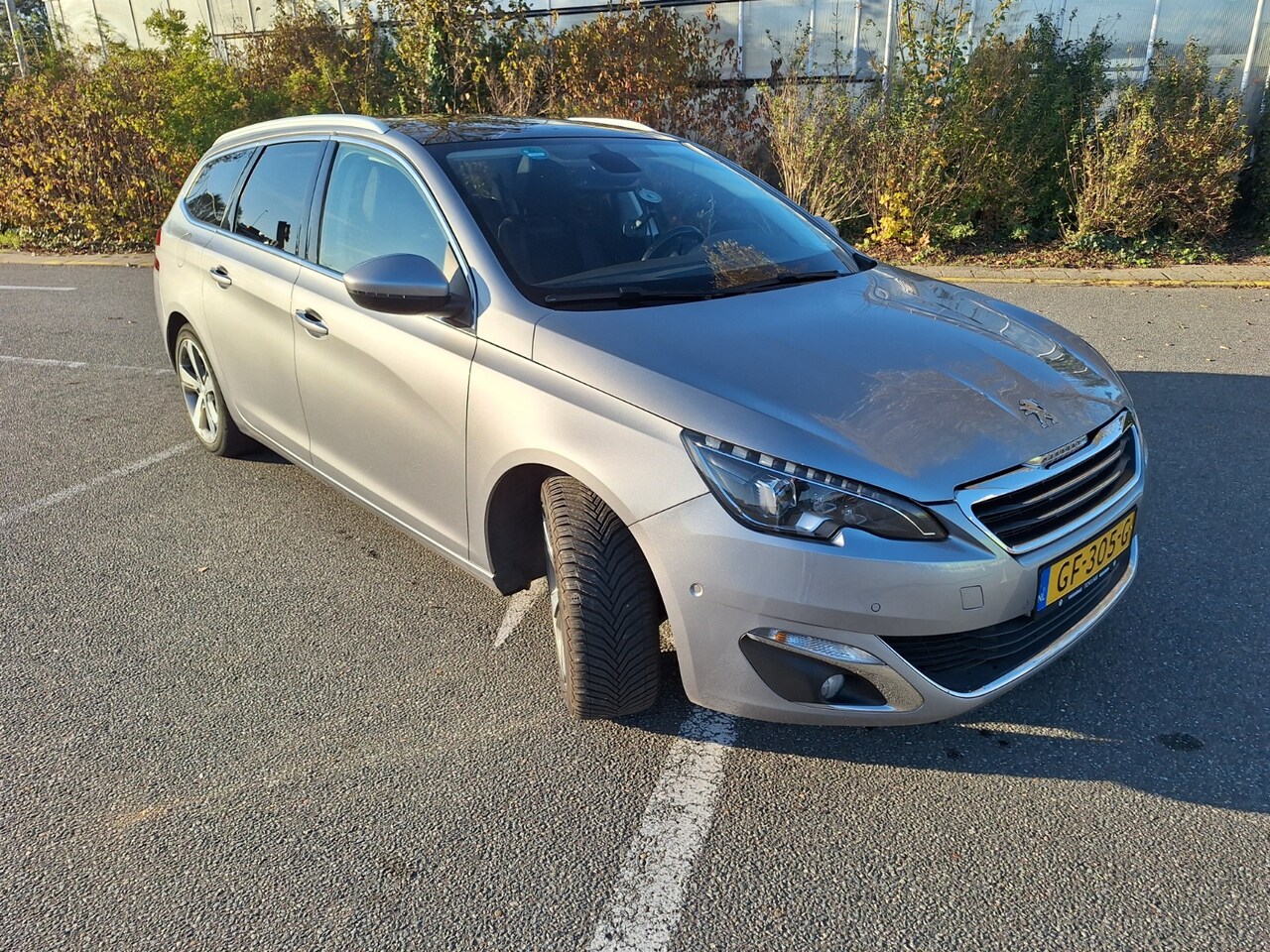 Peugeot 308 SW - 1.2 PureTech Allure Nav; trekhaak; Allseasonbanden - AutoWereld.nl