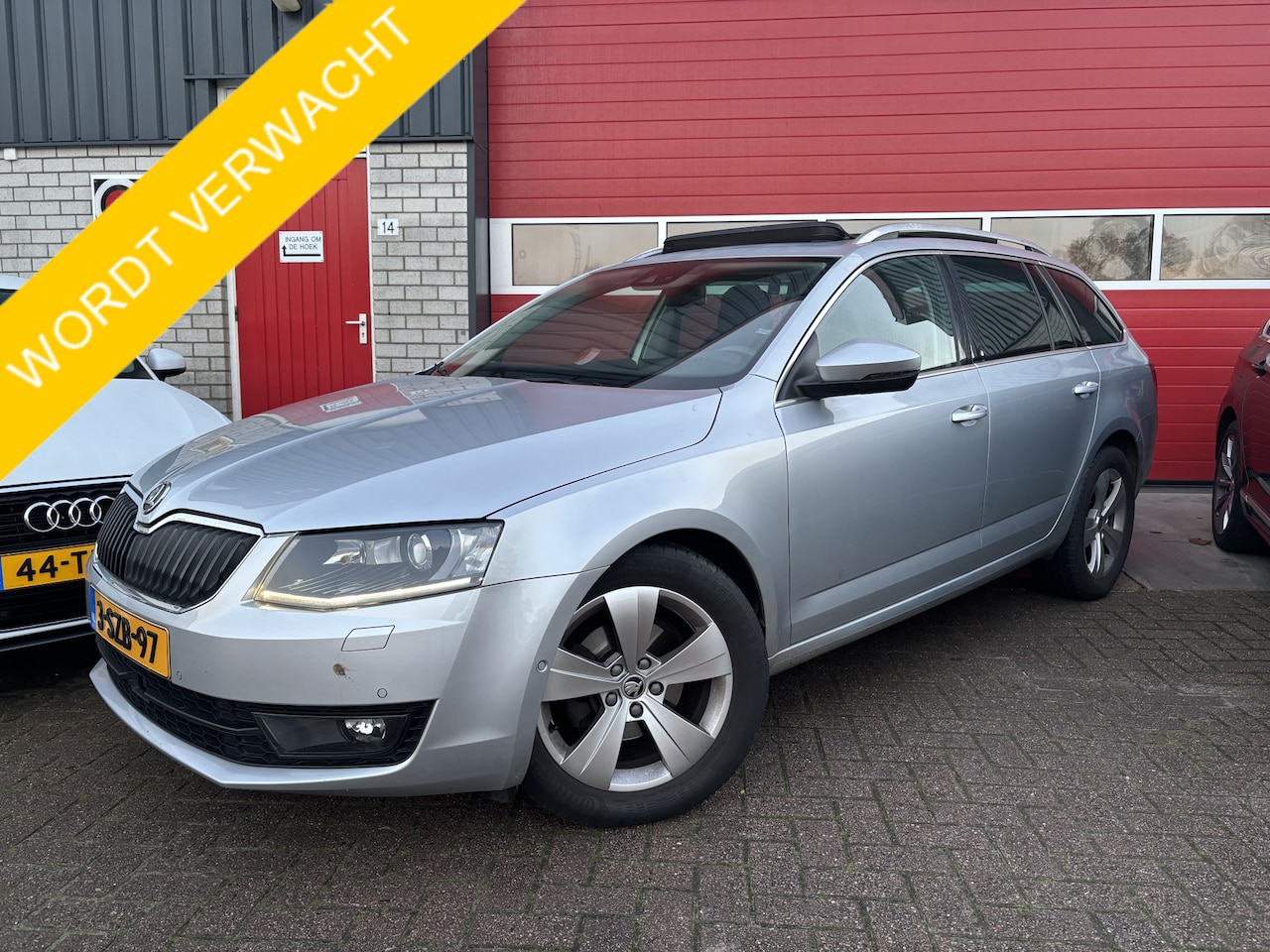 Skoda Octavia Combi - 1.2 TSI Greentech Elegance Businessline AUTOMAAT / TREKHAAK / XENON / PANORAMADAK / CANTON - AutoWereld.nl