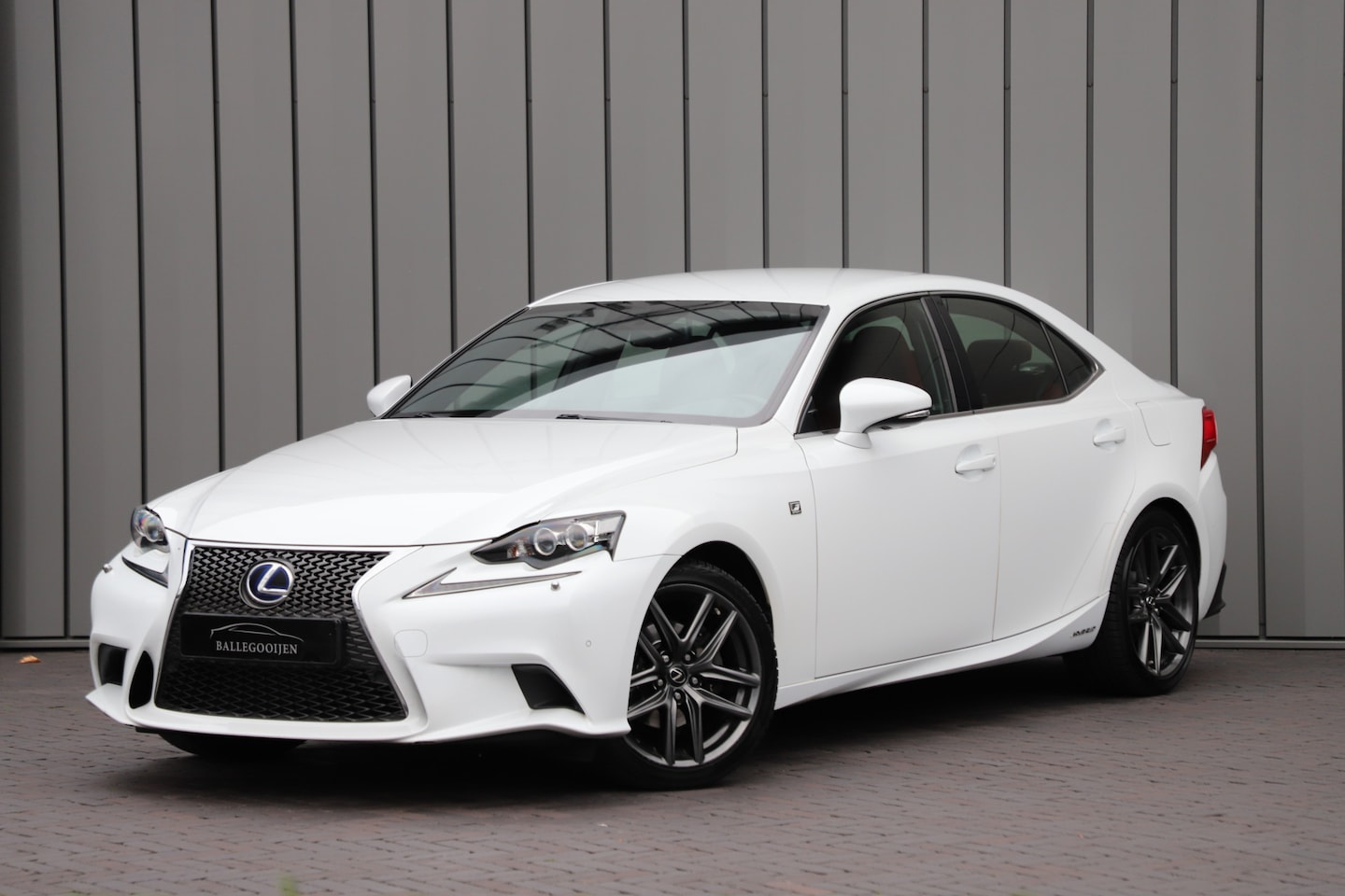 Lexus IS - 300h F Sport Line | 223PK | Led | Stoelverwarming | Leder | Pdc | Clima | Navi | Cruise | - AutoWereld.nl