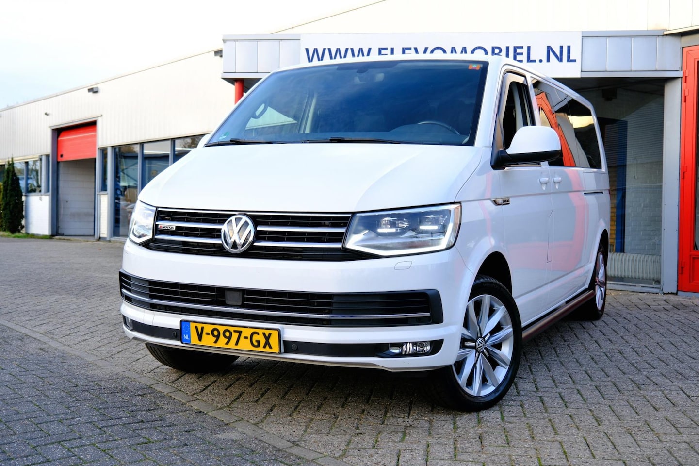 Volkswagen Transporter - 2.0 TDI 204pk L2H1 DC 4Motion Highline/Bulli Aut. Leder|Schuifdak|Navi|Airco|LMV|Enz! - AutoWereld.nl