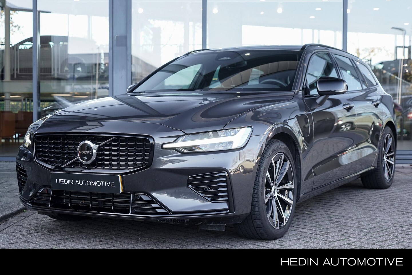 Volvo V60 - 2.0 T6 Plug-in hybrid AWD Plus Dark | 2000 kg trekgewicht | Elektrische stoelen met geheug - AutoWereld.nl