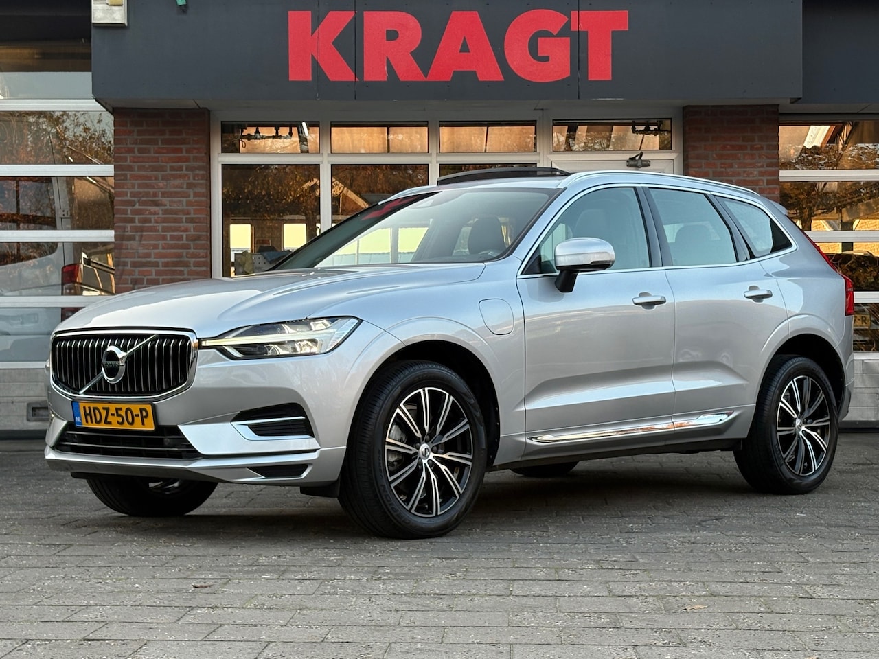 Volvo XC60 - Inscription 2.0 T8 Twin Engine AWD 303 pk - Luchtvering - LEDER - Schuifdak - LED - AutoWereld.nl