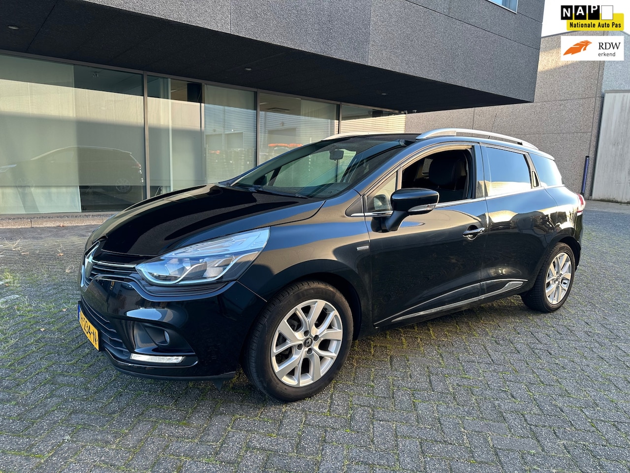 Renault Clio Estate - 0.9 TCe Limited AIRCO BJ 8-2018 APK 7-2027 - AutoWereld.nl
