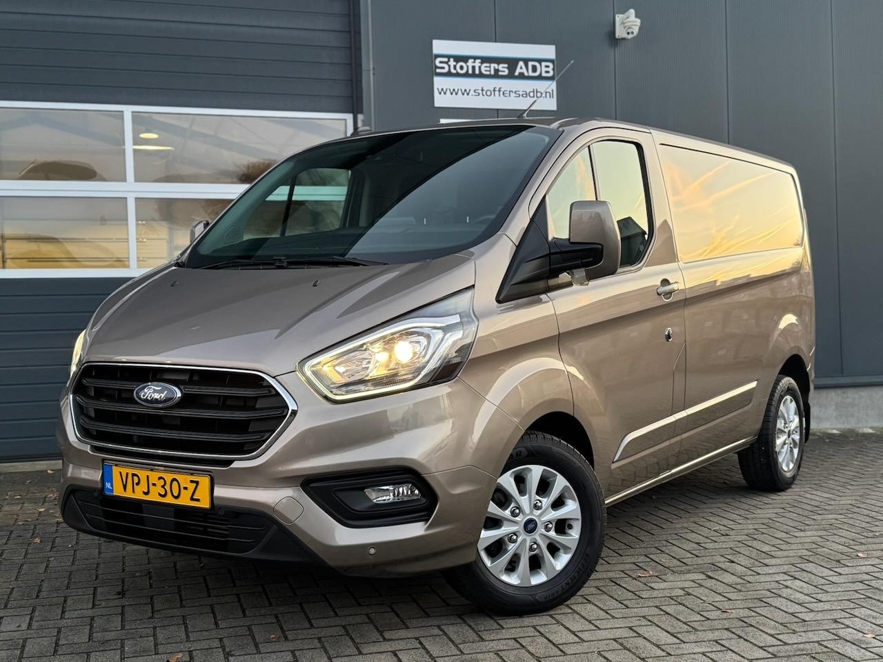 Ford Transit Custom - 300 2.0 TDCI 130pk L1H1 Limited Automaat | CarPlay | Camera | Winterpack | Trekhaak | Blue - AutoWereld.nl