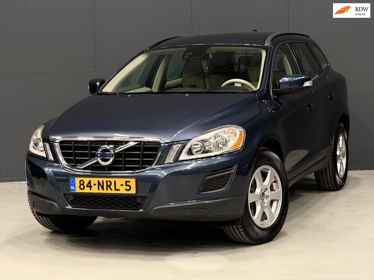 Volvo XC60 - 2.0T Kinetic AUTOMAAT PDC/AIRCO/CRUISE | DEALER ONDERHOUDEN - AutoWereld.nl