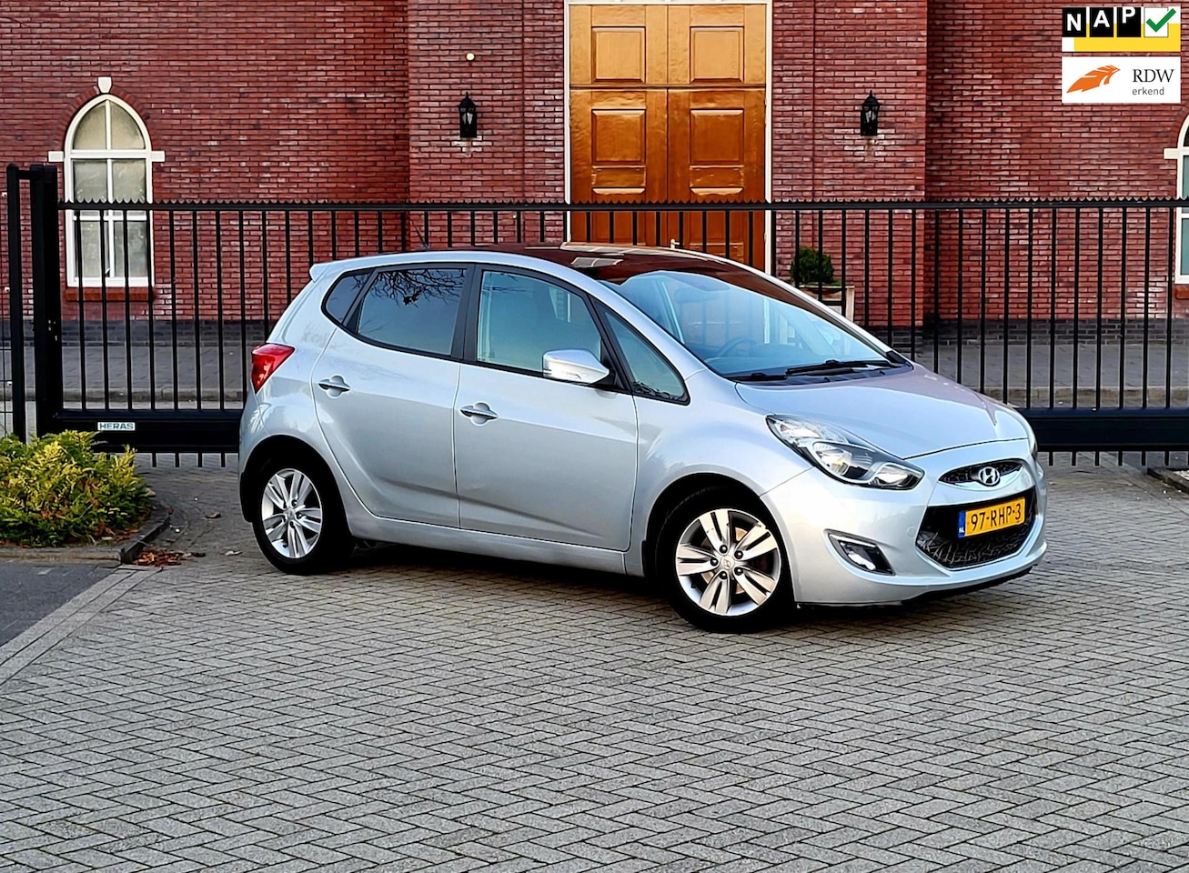 Hyundai ix20 - 1.6i i-Catcher / Automaat / Leer / 1e Eigenaar / Nap / Navi / Pano - AutoWereld.nl