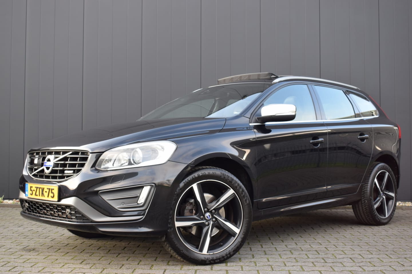 Volvo XC60 - 2.0 T6 306pk Automaat R-Design Xenon | Panoramadak | Zwart Leder | Standkachel | Full Map - AutoWereld.nl