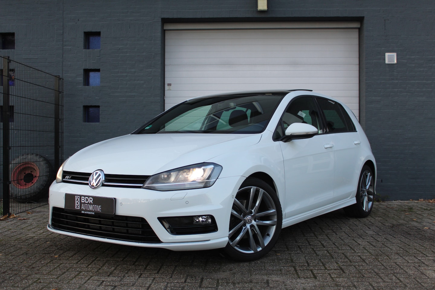 Volkswagen Golf - 1.4 TSI 140pk R-Line Highline|Pano|PDC|Xenon|18 inch - AutoWereld.nl