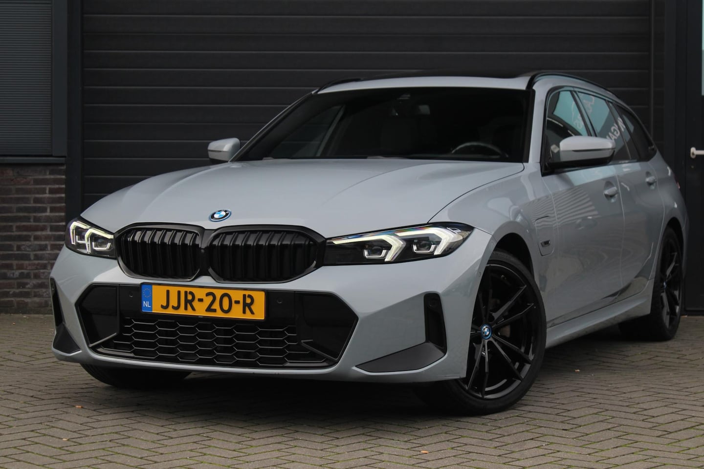 BMW 3-serie Touring - 330e xDrive M Sport | Panorama Dak | HUD | Elektrisch Verstelbare Voorstoel - AutoWereld.nl
