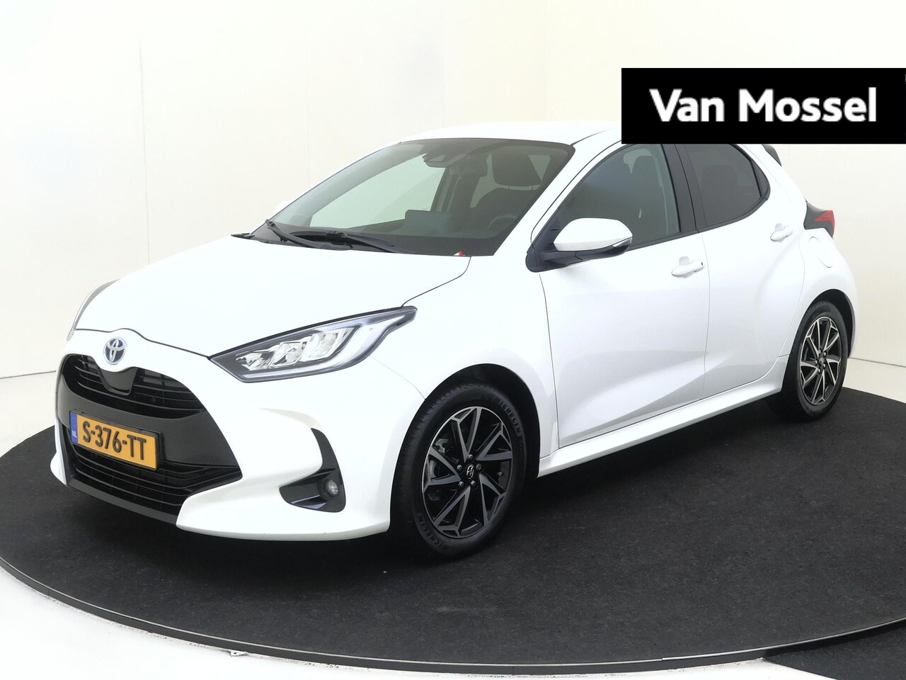 Toyota Yaris - 1.5 Hybrid Dynamic | Stoelverwarming |Parkeersensoren & Camera | Trekhaak | All Seasonband - AutoWereld.nl