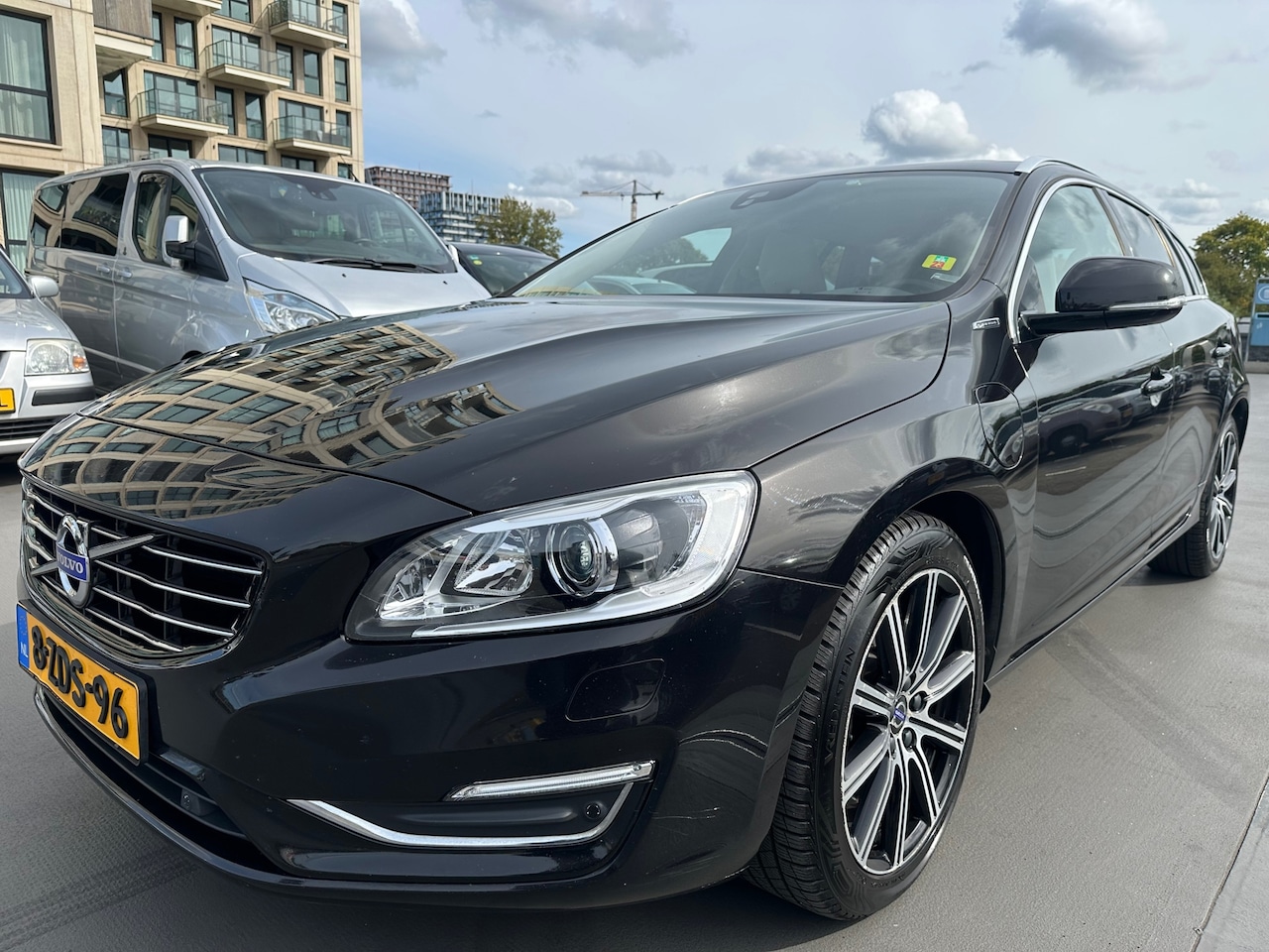 Volvo V60 - 2.4 D6 AWD Plug-In Hybrid Summum Nieuwe Airco Dealer OH Nieuwe Banden - AutoWereld.nl