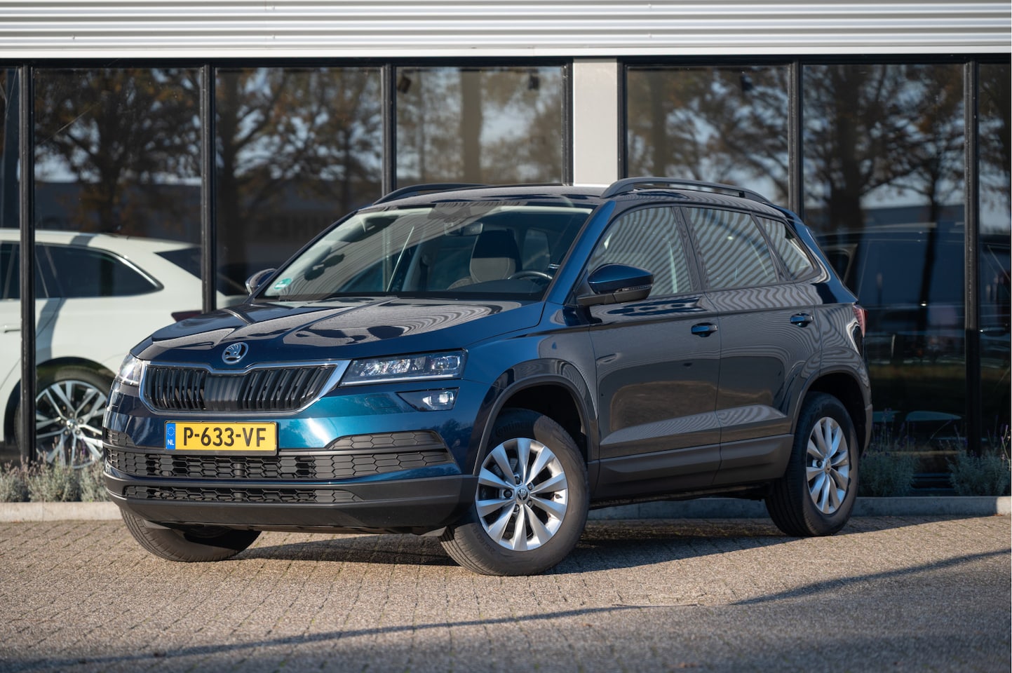 Skoda Karoq - 1.0 TSI Business Edition | Navi by App | Trekhaak | Stoelverw. | Full LED | PDC | DAB - AutoWereld.nl
