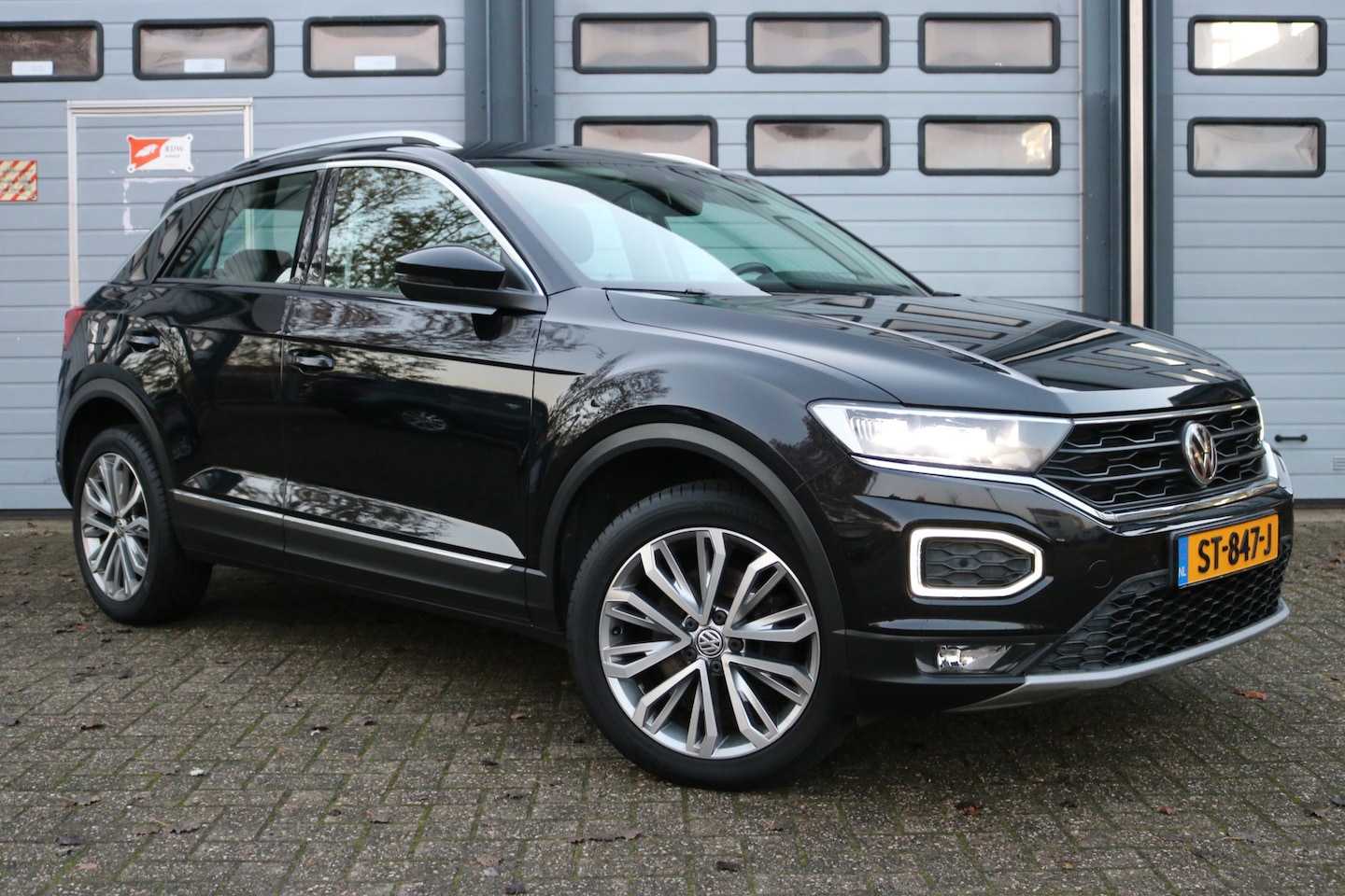 Volkswagen T-Roc - 1.5 TSI Sport Xenon Keyless Virtual cockpit Camera Navi T-haak Bj:2018 - AutoWereld.nl