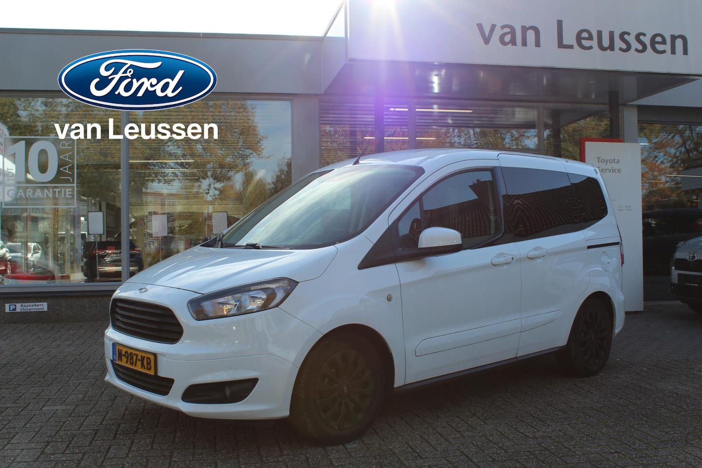 Ford Tourneo Courier - TITANIUM 5-PERSOONS BENZINE AIRCO CRUISE STOELVERW VOORRUITVERW BLUETOOTH 2X SCHUIFDEUR - AutoWereld.nl