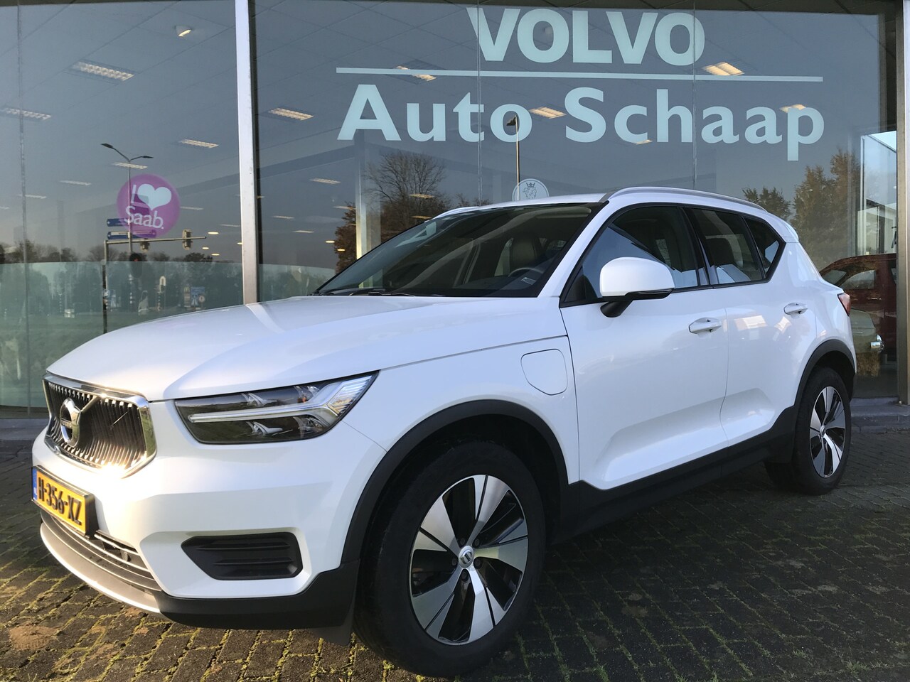 Volvo XC40 - 1.5 T5 Twin Engine Momentum Pro Automaat | Rijklaar incl 12 mnd Bovag | Roofrails Automati - AutoWereld.nl